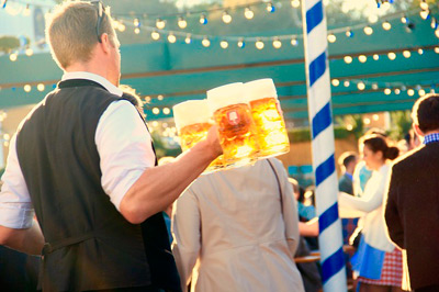 oktoberfest-waiter