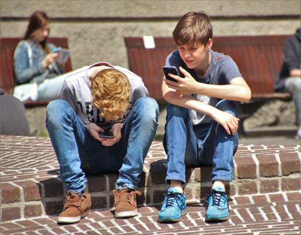 boys-cellphones